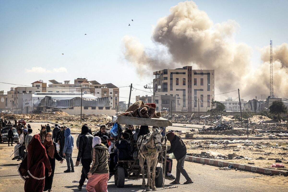 Rreth 100 kamionë me ndihma ushqimore plaçkiten në Gaza