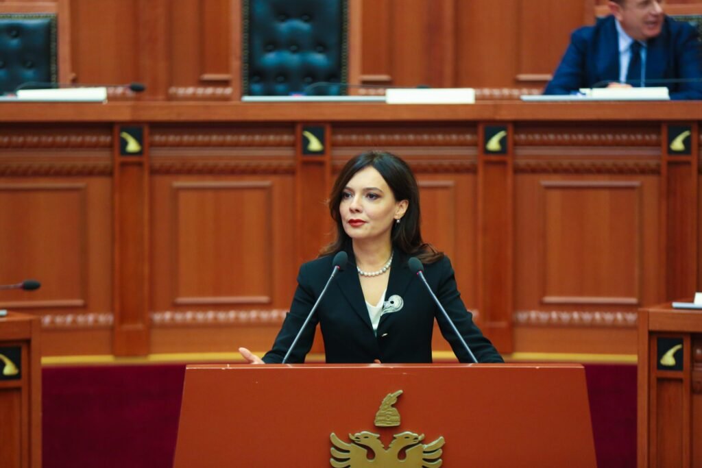 SKANDAL   Spiropali i barazon shqiptarët e RMV së  me pakicën maqedonase në Shqipëri 