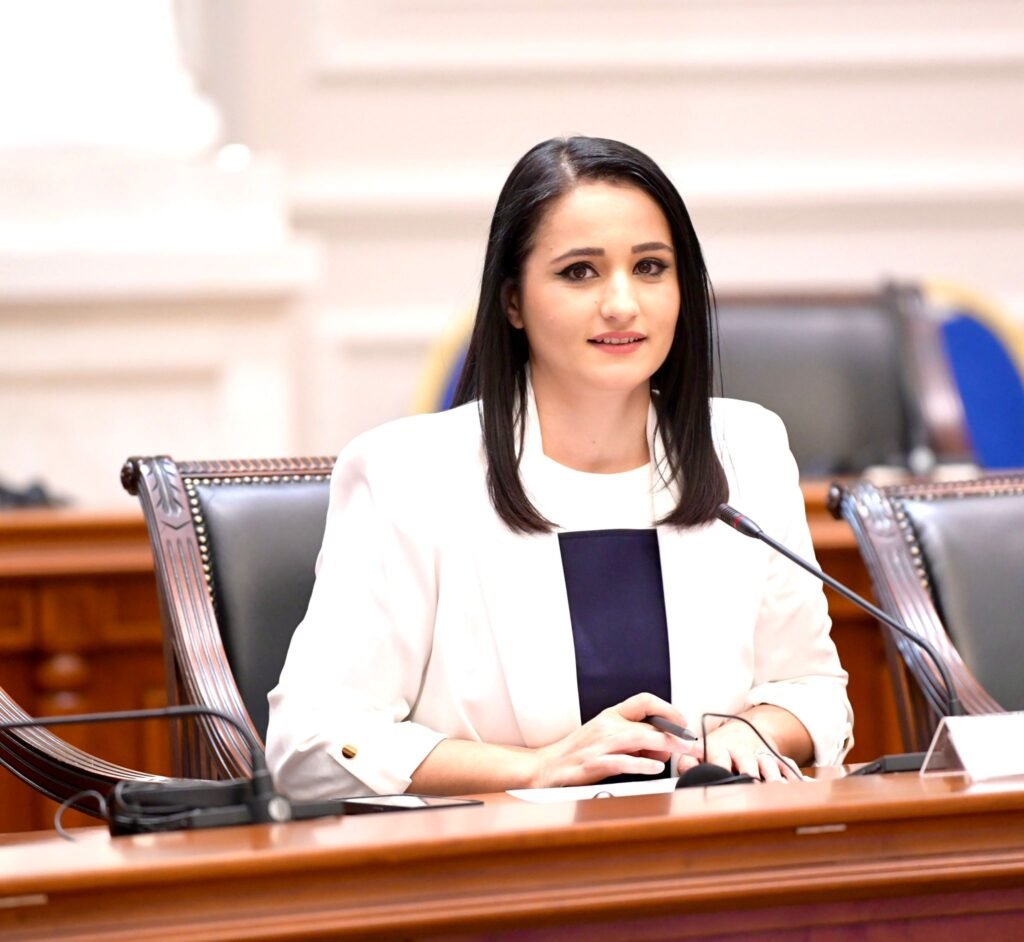 Venera Azizi  Qeveria miratoi  Shportën Shkollore  15  ulje në tregtinë me pakicë  10  ulje në tregtinë me shumicë