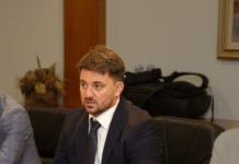 Kryetari i Sarajit denoncon në polici: U kërc’ënova para objektit të komunës