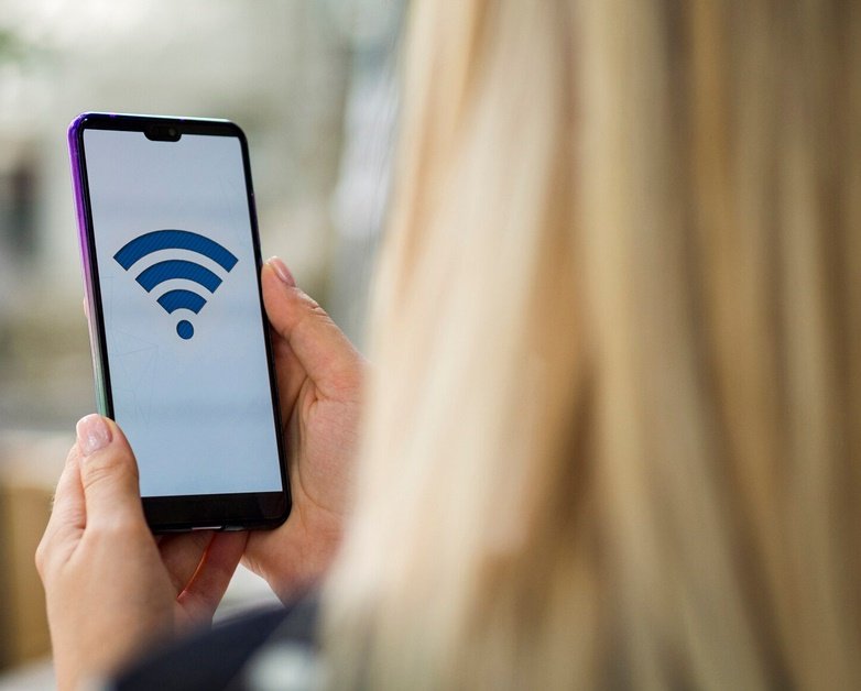 google-paralajmeron-perdoruesit-per-rreziqet-e-wi-fi-t-publik-kriminelet-mund-te-vjedhin-te-dhenat-tuaja-bankare