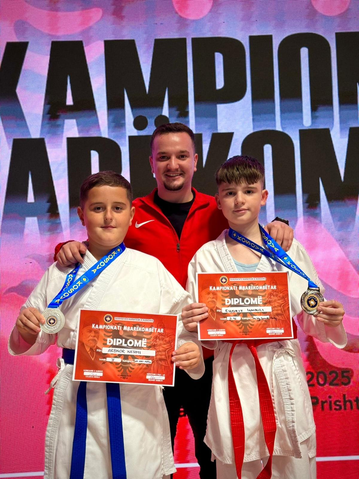 Arbnor Nesimi dhe Endrit Ismaili fitojnë medalje të argjendtë në Kampionatin Mbarëkombëtar të Karatesë