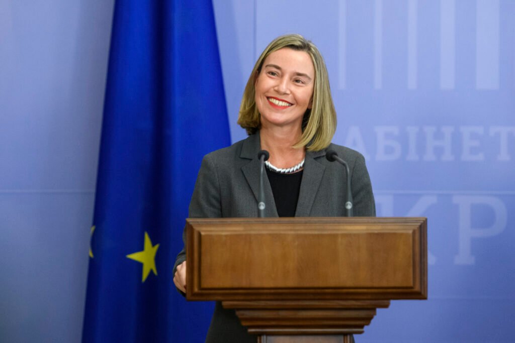 Mogherini  Sannino dhe Zegretti lirohen pas marrjes në pyetje  zyrtarisht nën hetim nga Prokuroria e BE së 