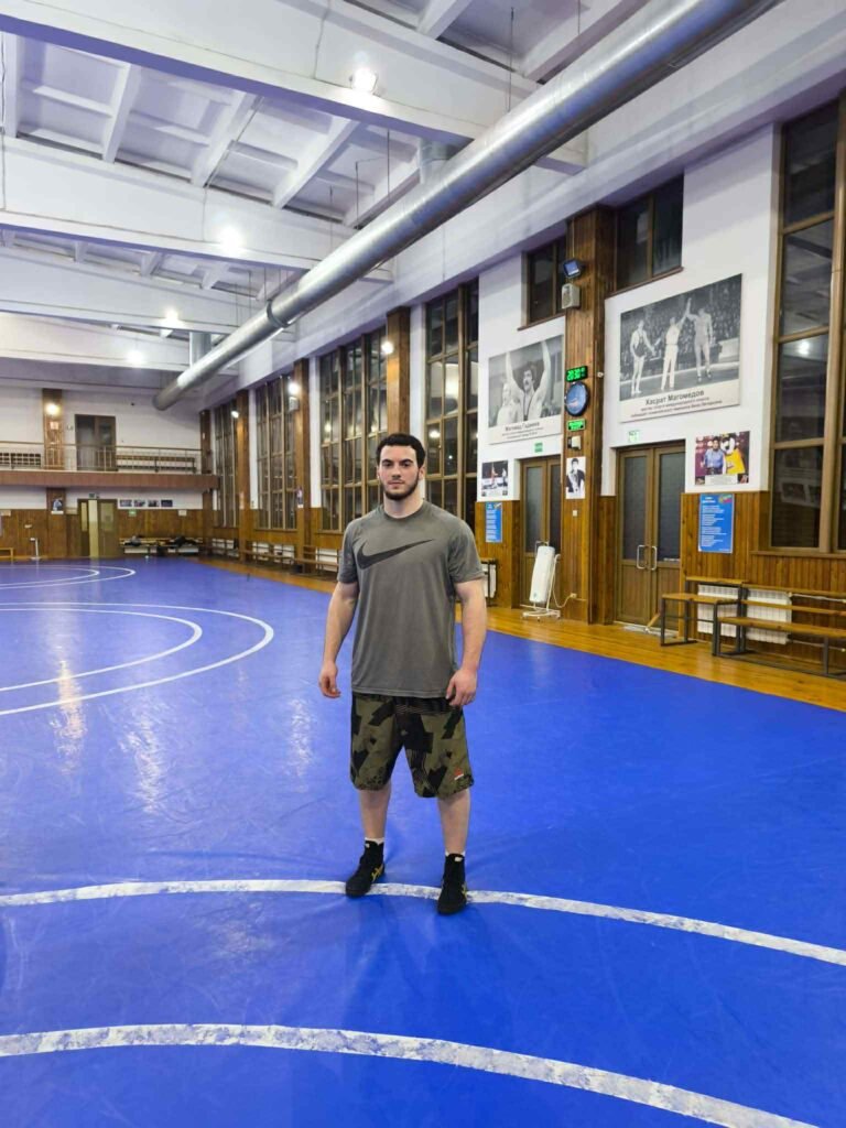 Kampioni nga Dagestani  Shaqir Bislimi  zbarkon në Shkup për garën me Pehlivana