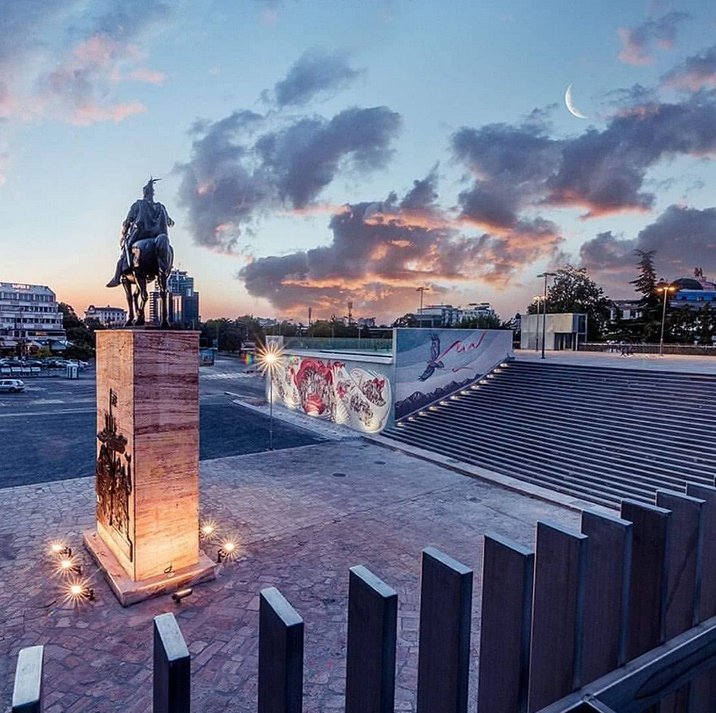 Mbrëmje festive dhe koncert artistik në sheshin Skenderbeu në Shkup