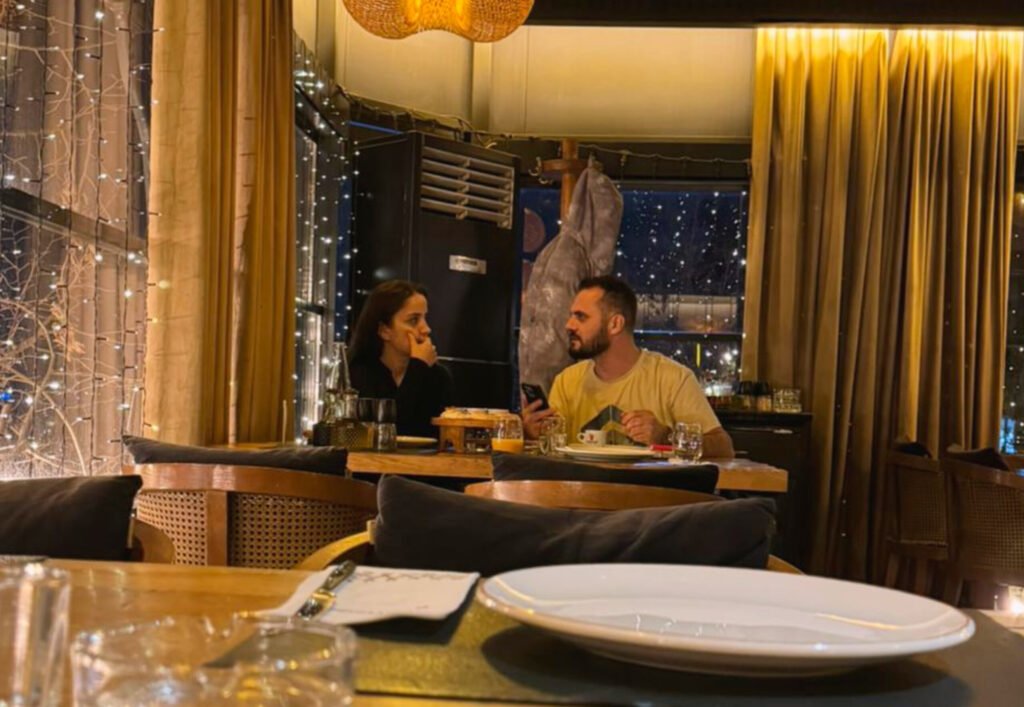 Takimi misterioz që ndezi rrjetet sociale  çfarë po përgatisin aktorët Blerina Veseli dhe Enis Murati  