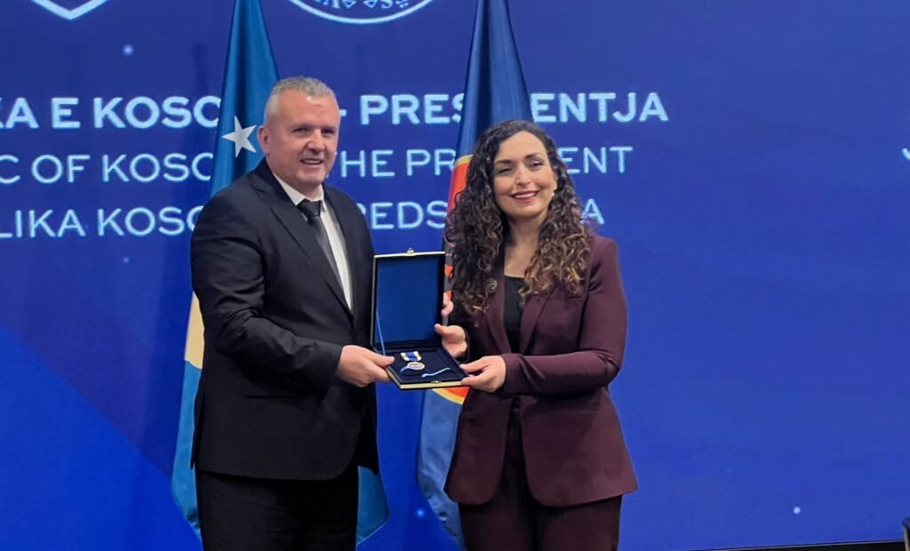 Ansambli  Ibe Palikuqi  nderohet me dekoratë nga Presidentja Vjosa Osmani