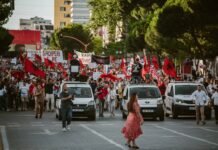 “Ju erdhi fundi!”, thirrje të forta para Kuvendit gjatë seancës plenare