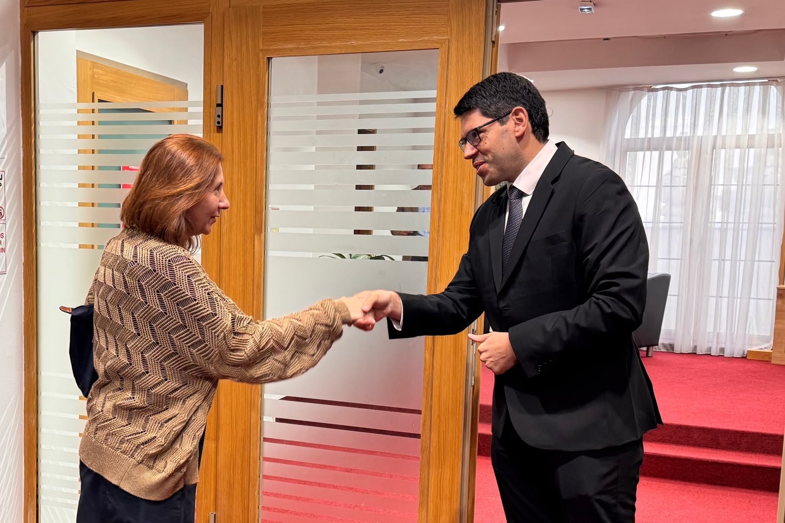 Forcimi i kapaciteteve institucionale  temë e takimit mes ministrit Ferati dhe IFES