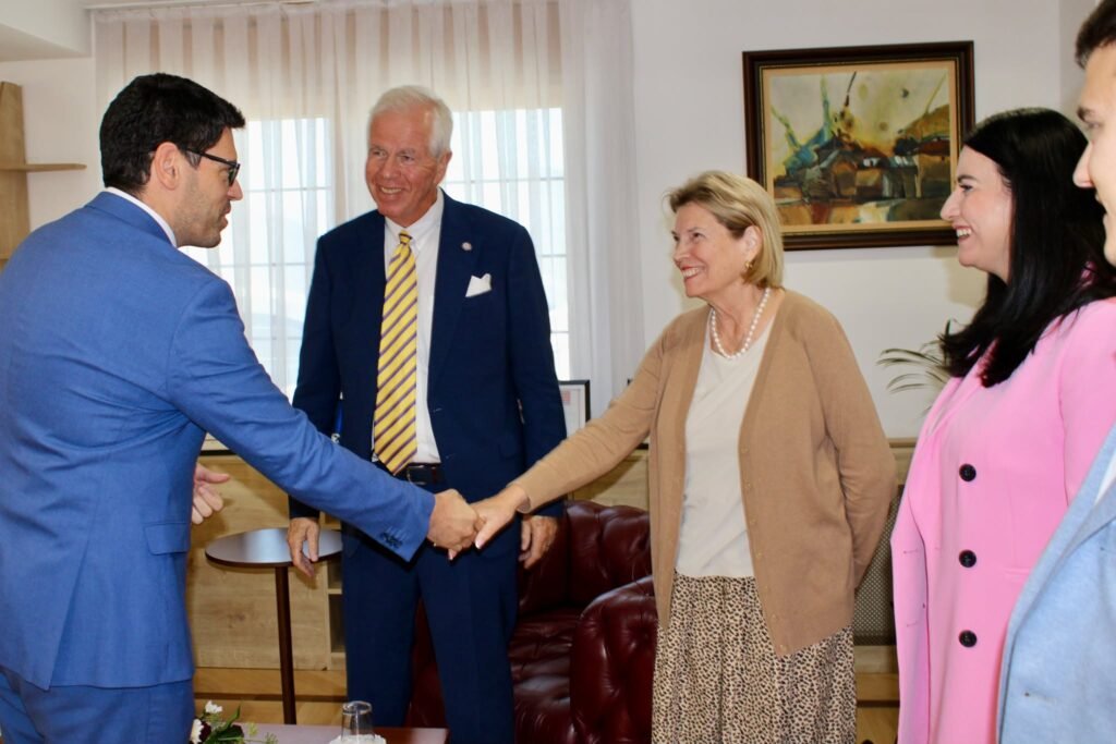 Ministri Ferati pret mysafirët nga SHBA  theksohet rëndësia e bashkëpunimit dhe dialogut